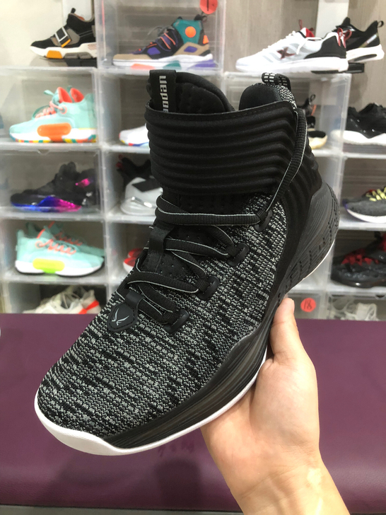 全新 乔丹篮球鞋42码一双