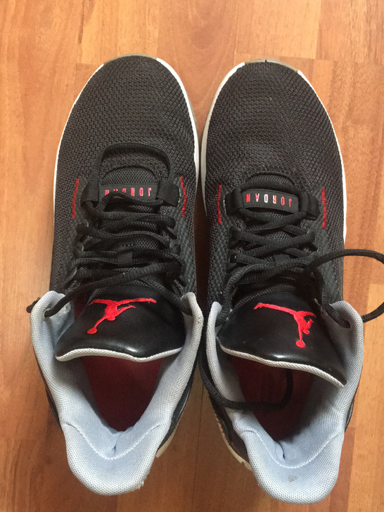 专卖店购买,43码乔丹篮球鞋,带气垫,脚感...