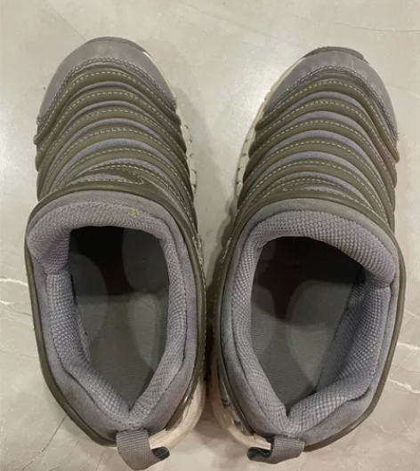 正版耐克毛毛虫运动鞋，男大童31码，灰色，...