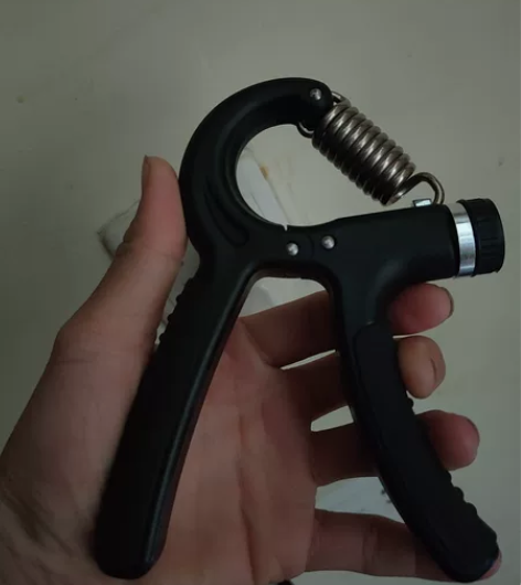 调到满档调不回去了，力气大的可以拿下。握力...