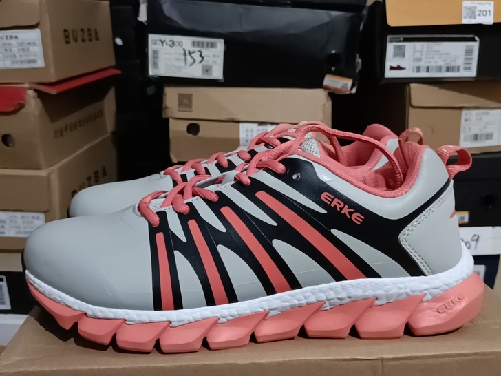 正品鸿星尔克慢跑鞋。40码/包邮。