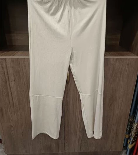 全新白色，条纹面料阔腿裤，均码 适合105...