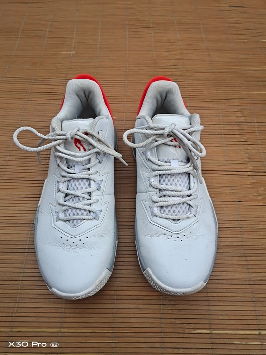 乔丹 44码 后跟那里洗不掉了