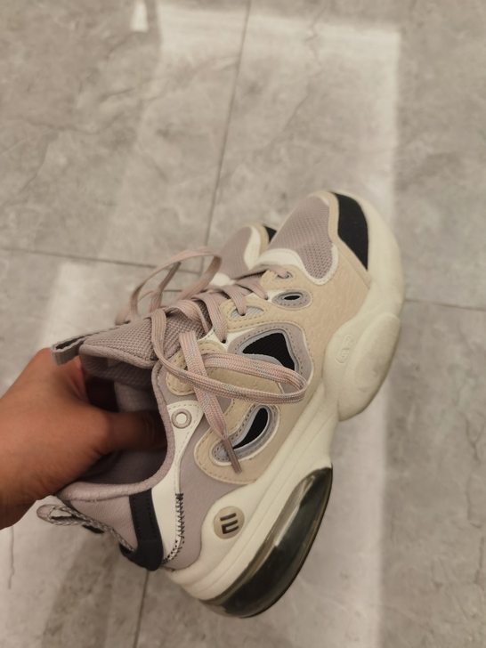 鸿星尔克35码鞋，老公送的，穿过三四次，本...