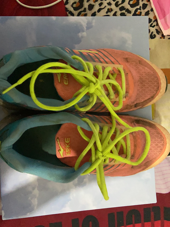 鸿星尔克运动鞋