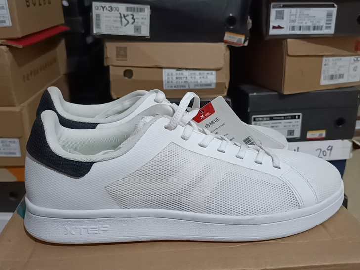 正品特步滑板鞋，42码，鞋面微脏有些色差，...