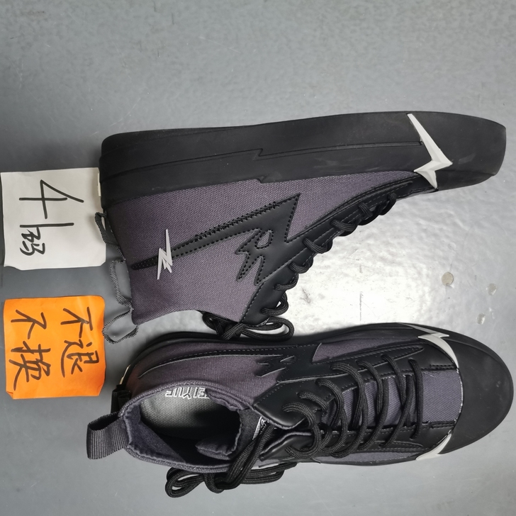 41码飞跃／回力 特价鞋，轻微瑕疵，需要的...