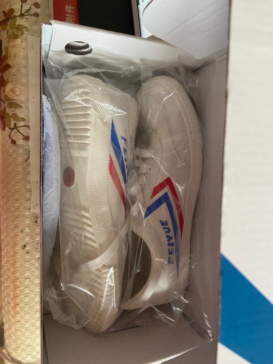 男士飞跃帆布鞋，109元入50元出，试穿过...