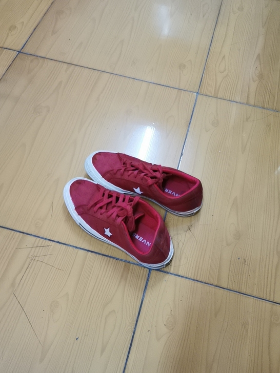 匡威红色板鞋正品七成新，鞋太多低价出，毒上...
