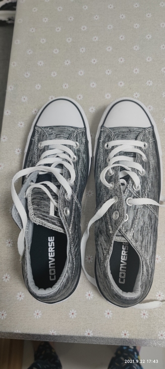 绝对正品匡威帆布鞋，全新，亲属美国寄回，因...