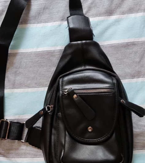 黑色男士胸包，主袋里面有隔层，有拉链内兜，...