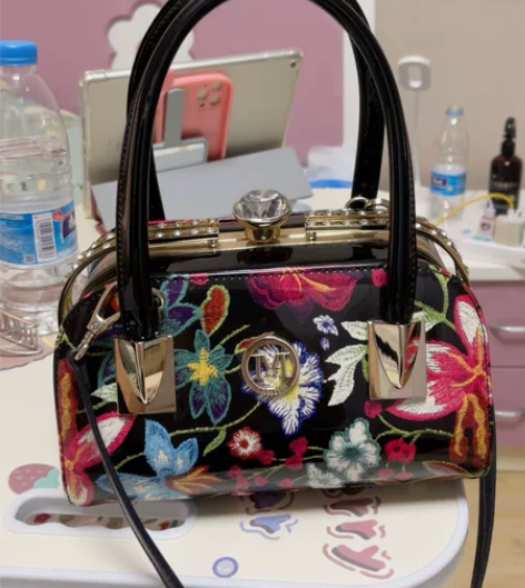 手提包单肩包小方包 提着有分量有质感那种，...