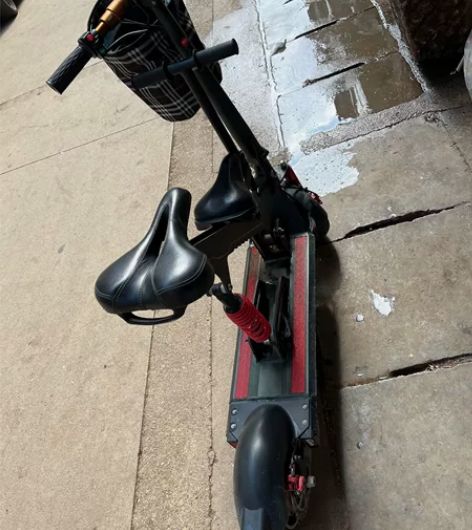 小电动滑板车有跑马灯，骑着特别稳，能跑三四...