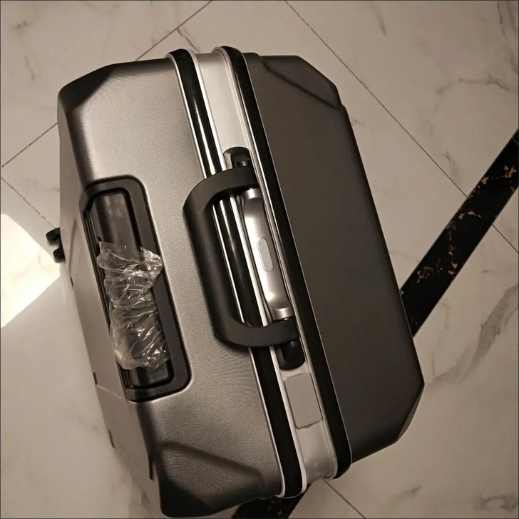 商超关门,特价处理一些铝框行李箱!