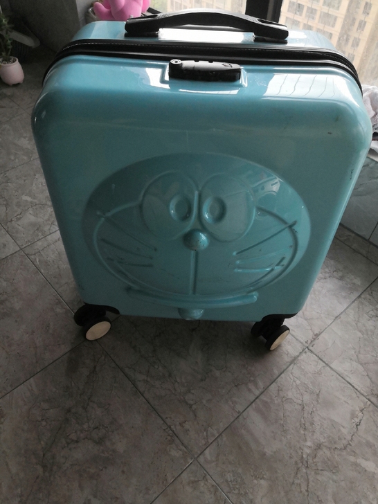 20寸哆啦A梦行李箱,有瑕疵,太过介意的不...
