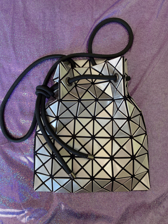 三宅 抽绳斜跨包 就背过一次，可以有多种背...