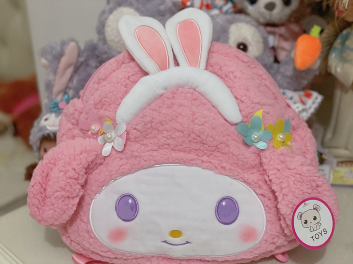 粗毛绒卡通双肩包，容量大、背带可调节。除了...