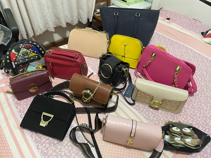 自用包包，大都是店里买的，还有一些网上购买...