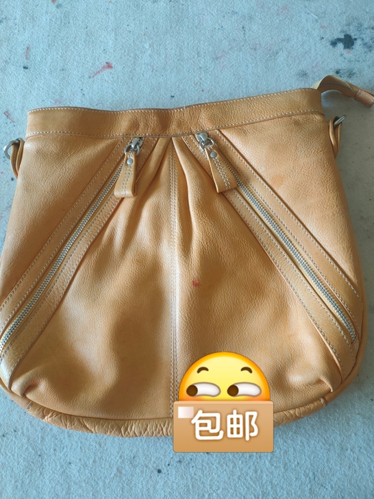 真皮，内置很多层。没有肩带了。给钱就出。不...