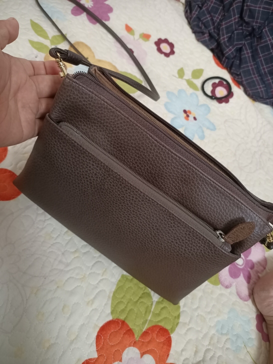 全新女斜挎包，里面超级多分层，我家里嫂子在...