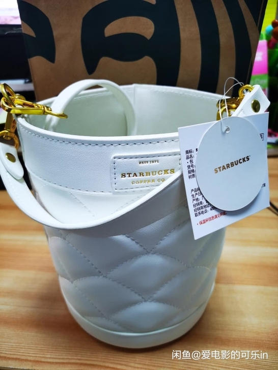 借图出星巴克的白色香奶奶风桶包