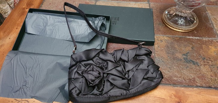 安娜苏黑色蔷薇手提包,全新有外包装,包口是...