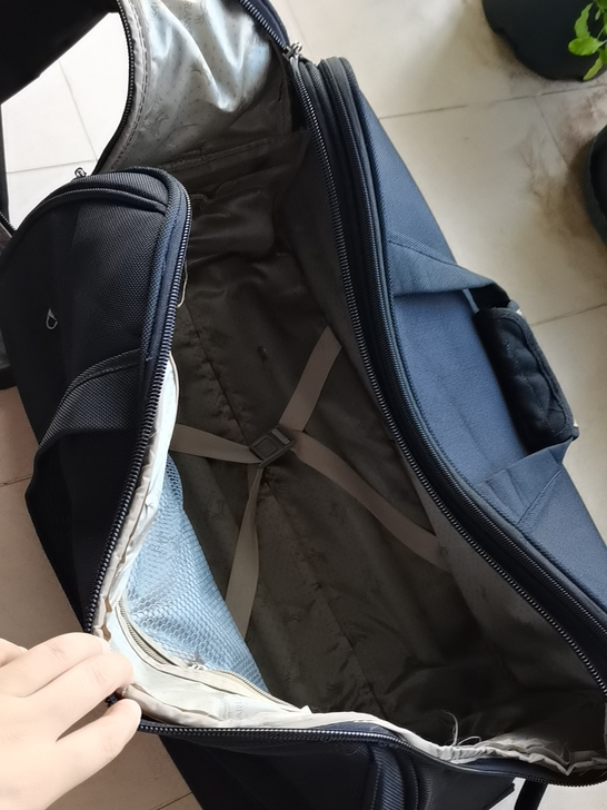 质量牢固，多重分层，口袋，拉链均完好。