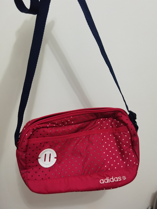阿迪达斯单肩斜挎包，全新～无吊牌～