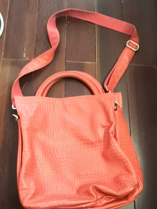 橘色纯皮包分层多，很实用，皮质软，可手拎，...