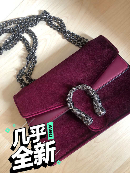 车厘子色的酒神包 车厘子色外层绒面搭配pu...