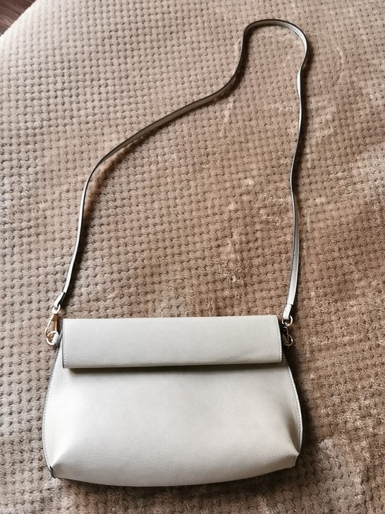 斜挎小包，浅灰色，牛皮，吸扣式包口，包内无...