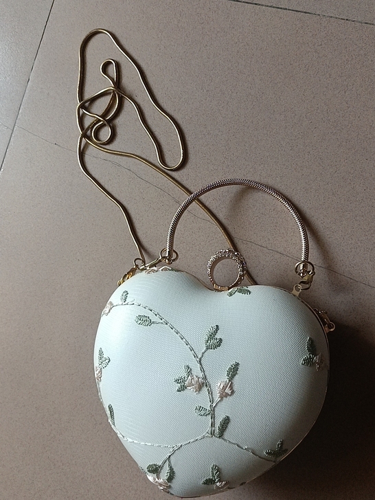 这个包包超级仙，适合穿小裙子和穿旗袍背，很...