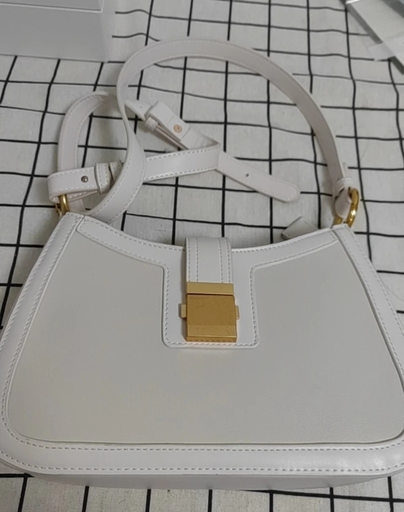 九点九成新白色腋下包斜挎包，背过一次。