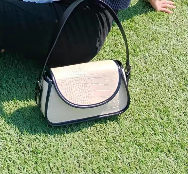 【23.9】上新小包包韩版学生春夏小方包拼...