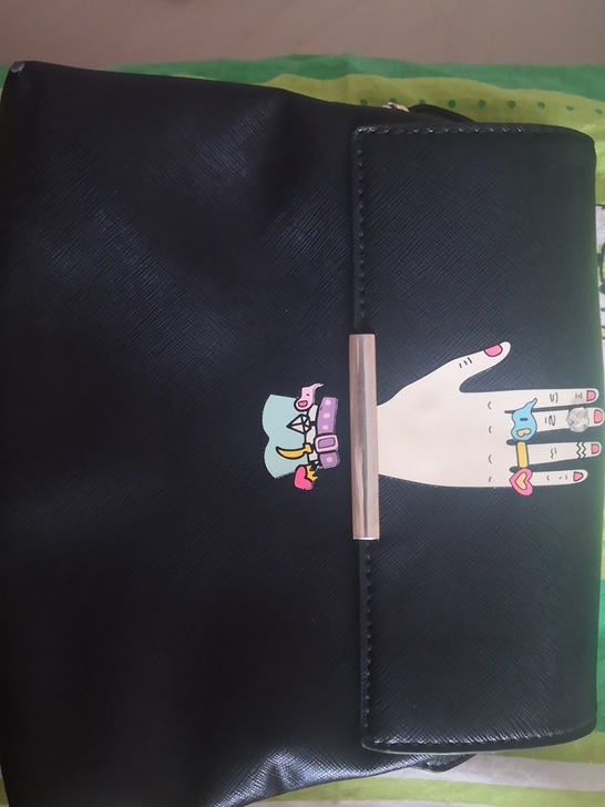 挎包出。背了几年，小象箱包买的，图案不过时...