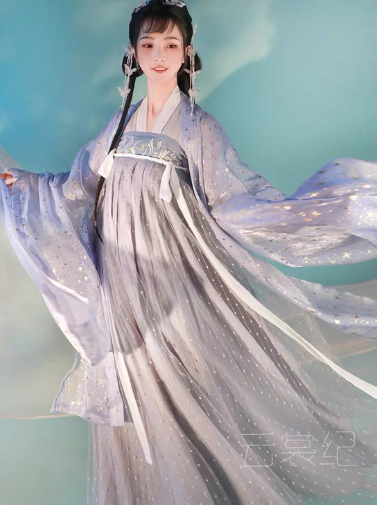 汉服有吊牌 需要的赶紧买 是紫金色