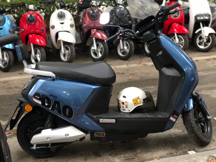 小刀电动车，六个电池，入手半年，九成新。性...