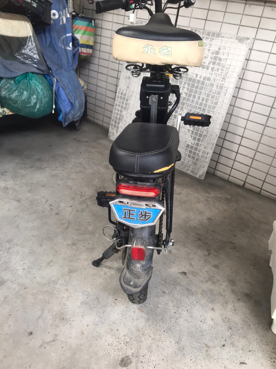 正步代驾电动车，一个电池21a，一个25a。