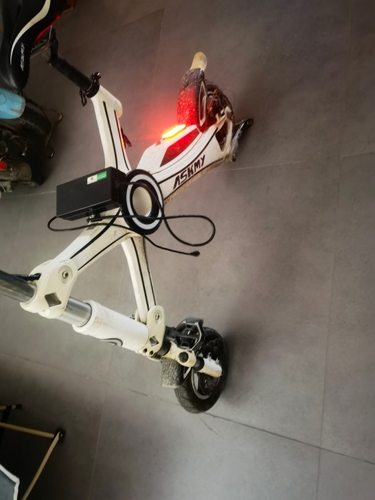 恩斯迈小型电动车 正常使用 图上黑点是脏...