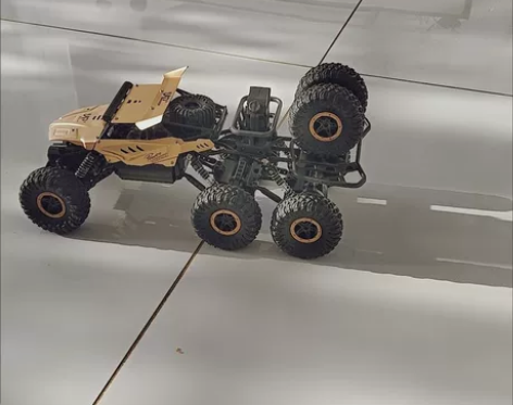 合金材质遥控越野车 采用无线遥控器，外壳锌...