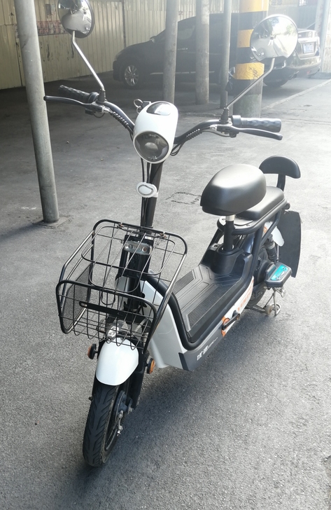 电动车出售 九成新，车况良好，已上牌照