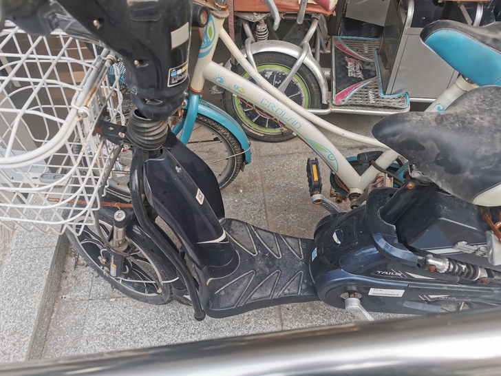 台铃电动车 长期未使用 落土落灰 车轮没有...