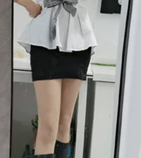 一套，可单买，十元一件，上衣和一步裙。刚刚...