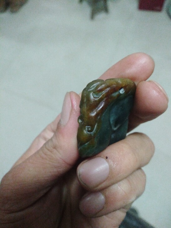 双色翡翠巧雕挂件把件！种水颜色不错！