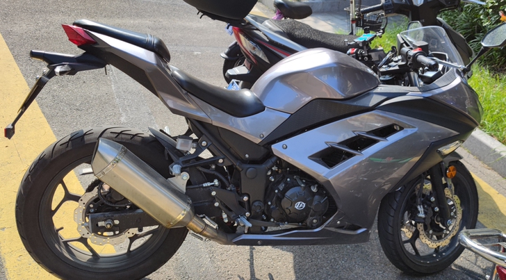 摩托车，颜值高，省油，加满油可跑500km...