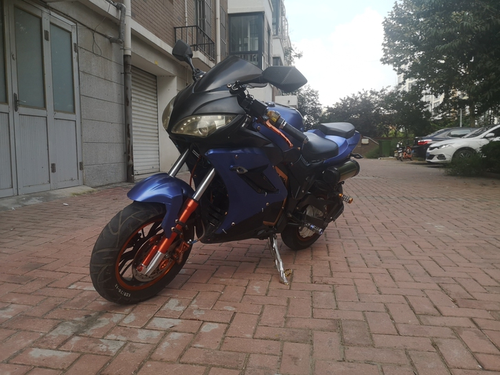 个人车，平时比较爱惜！一点泥土都没有！车况...