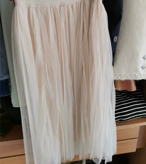 网纱裙米色，很蓬松很飘逸，实物更美丽，属于...