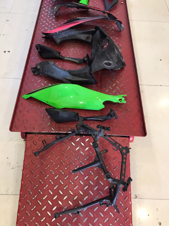 Ninja400拆车件，外观磨损。
