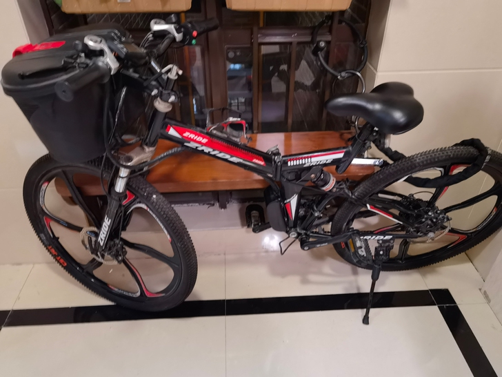 电动助力车带锂电池，喇叭，前灯都正常，使用...