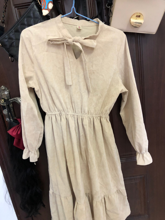 秋天长款连衣裙,米色的,我身高一米五到脚踝